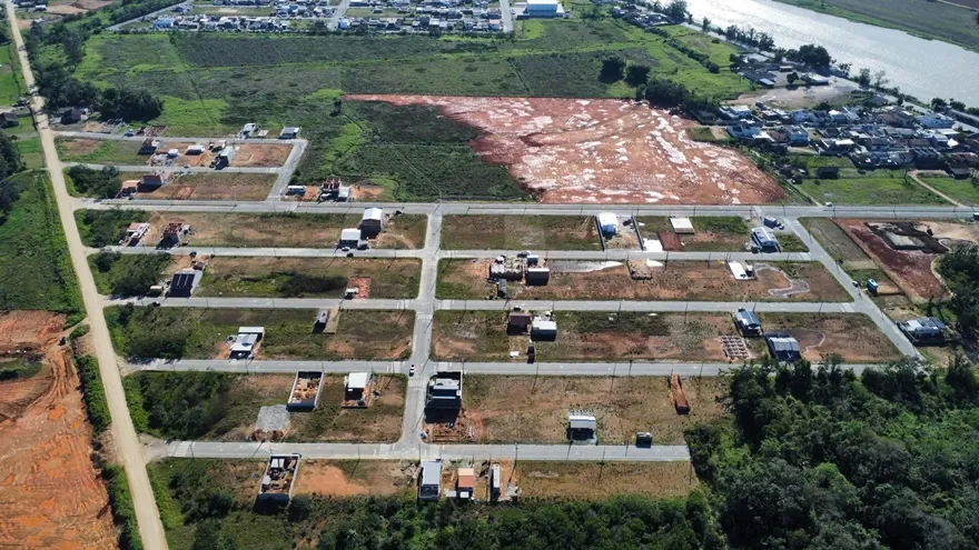 Vista aérea do Loteamento Cidade Jardim I, com as ruas abertas e construções em alguns lotes.