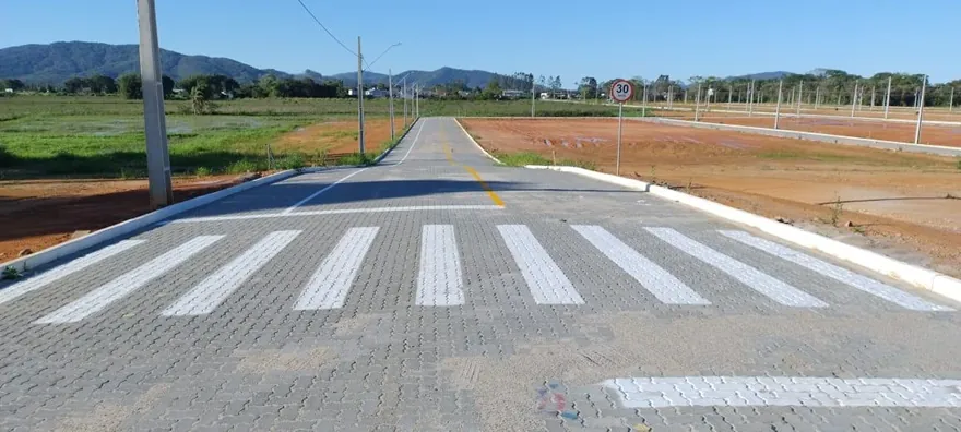 Faixa de pedestres numa rua pavimentada do Loteamento Cidade Jardim I.