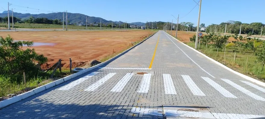 Faixa de pedestres e linha amarela numa rua pavimentada do Loteamento Cidade Jardim I.
