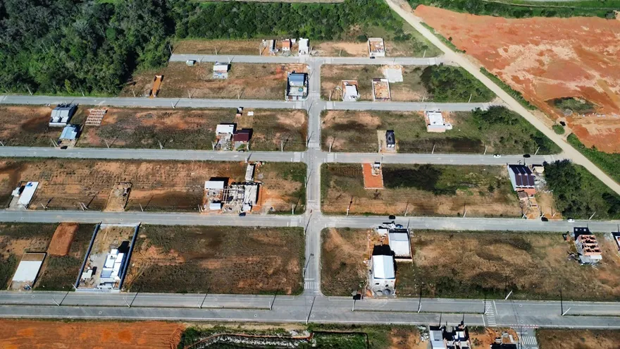Vista aérea do Loteamento Cidade Jardim I visto de cima, com as ruas em grade e construções em alguns lotes.